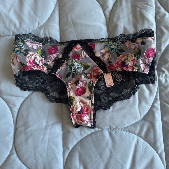 Victoria’s Secret Floral Lace Lingerie Set - Picture 5 of 7